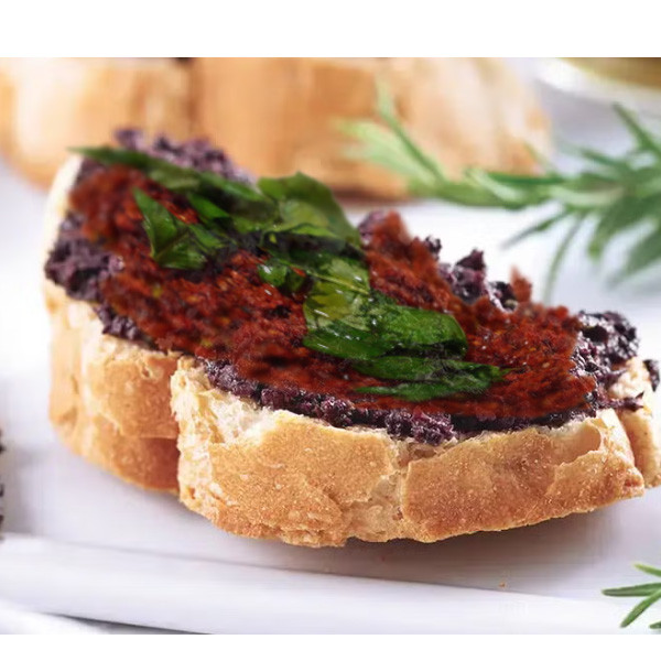 Bruschette con capuliato e patè di olive nere, antipasto sfizioso e ricco di sapore.
