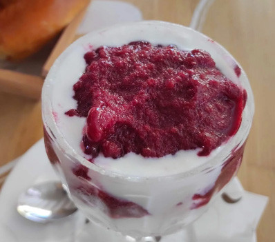 Granita di Gelsi con Confettura Extra di Gelsi Neri e panna fresca